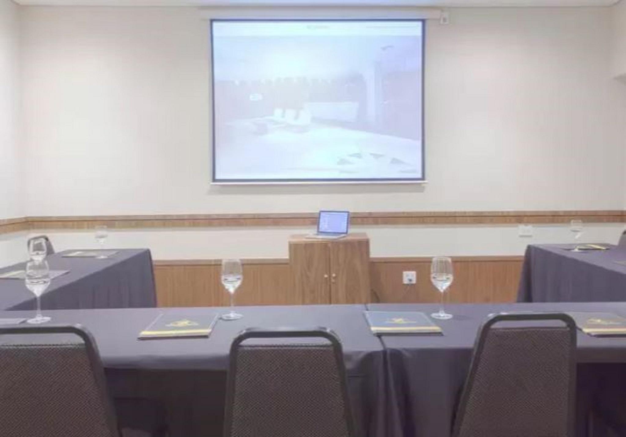 Royal Boutique Savassi Hotel 벨루오리존치 외부 사진 A projection screen in a meeting room