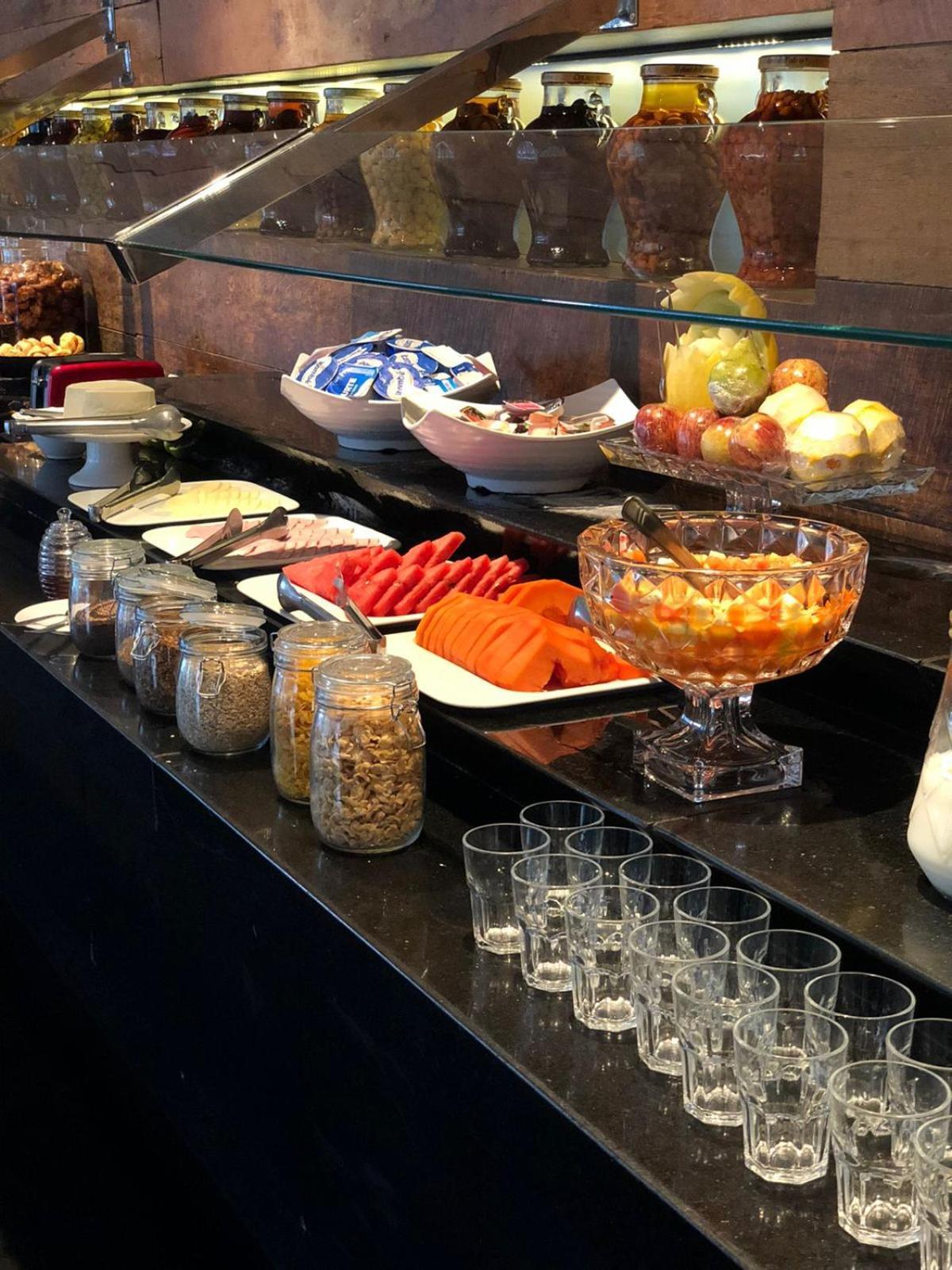 Royal Boutique Savassi Hotel 벨루오리존치 외부 사진 A breakfast buffet at a hotel
