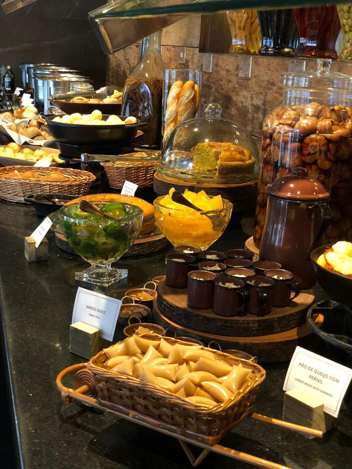 Royal Boutique Savassi Hotel 벨루오리존치 외부 사진 A selection of desserts at a buffet