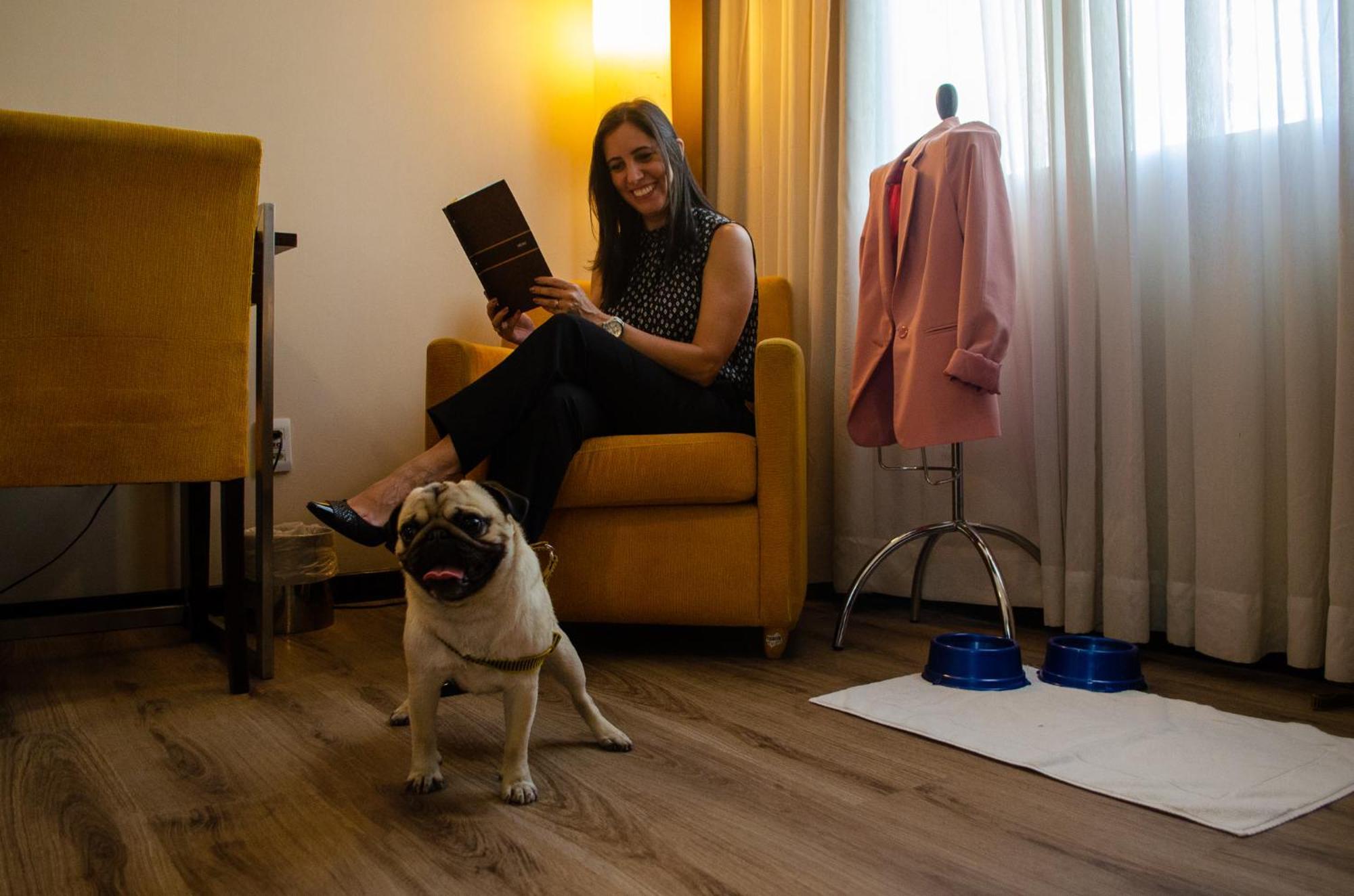 Royal Boutique Savassi Hotel 벨루오리존치 외부 사진 A woman with her dog