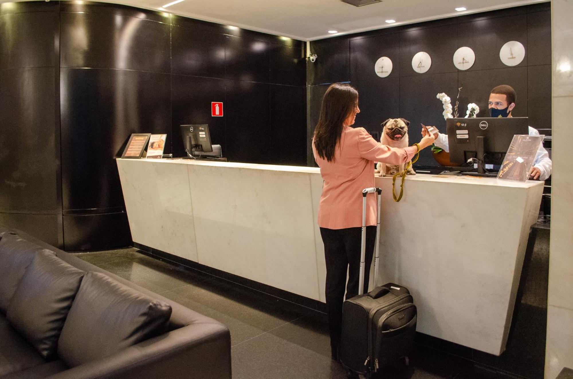 Royal Boutique Savassi Hotel 벨루오리존치 외부 사진 A hotel receptionist at work