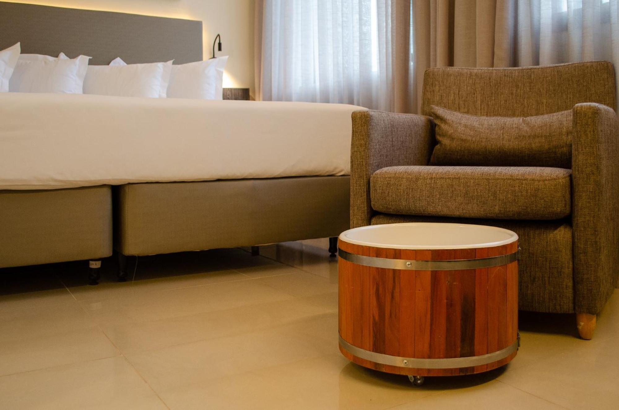 Royal Boutique Savassi Hotel 벨루오리존치 외부 사진 A barrel table